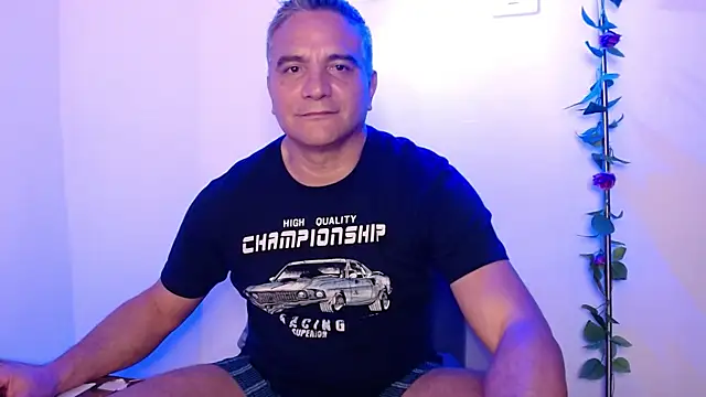 Snapshot of golden_punisher chatting on March 1, 1:32 am golden punisher online show from March 1, 1:32 am