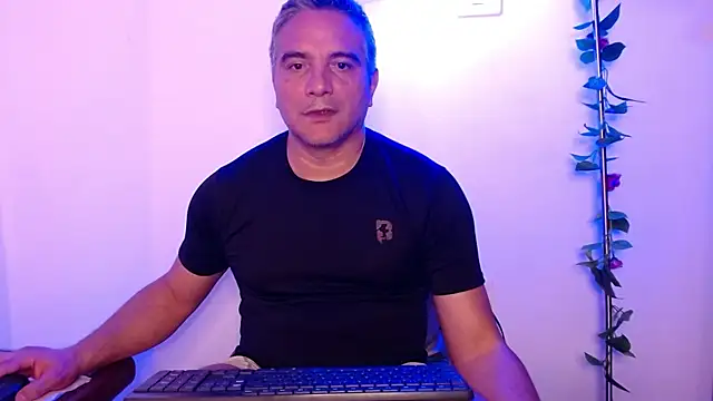 Snapshot of golden_punisher chatting on March 13, 4:38 am golden punisher online show from March 13, 4:38 am