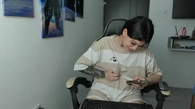 Snapshot of naomi_berckley chatting on December 18, 6:41 am naomi berckley online show from December 18, 6:41 am