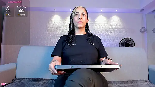 Snapshot of violet_scott chatting on January 27, 10:49 am violet scott online show from January 27, 10:49 am