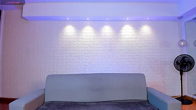 Snapshot of violet_scott chatting on March 4, 10:46 am violet scott online show from March 4, 10:46 am