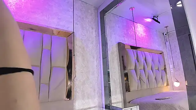 MadisonWood01 online show from March 19, 2:10 pm