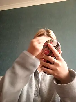 Snapshot of Gussie_Bridie chatting on December 4, 9:29 am Gussie Bridie online show from December 4, 9:29 am