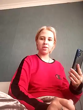 Snapshot of Gussie_Bridie chatting on January 3, 12:19 pm Gussie Bridie online show from January 3, 12:19 pm