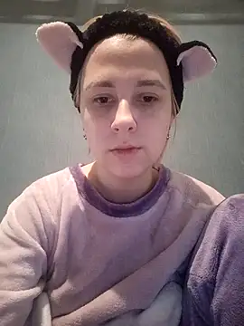 Snapshot of Gussie_Bridie chatting on March 2, 2:43 pm Gussie Bridie online show from March 2, 2:43 pm