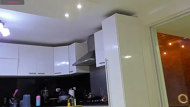 Snapshot of Makonneen chatting on December 20, 6:19 am Makonneen online show from December 20, 6:19 am