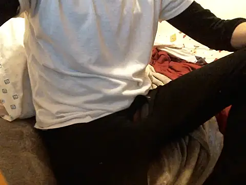 Snapshot of bravo23toro chatting on December 13, 8:47 pm bravo23toro online show from December 13, 8:47 pm