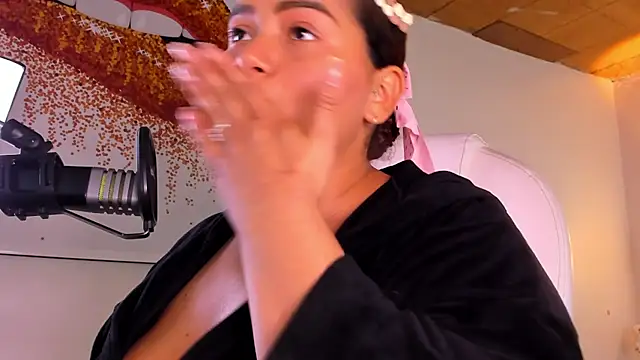 loly marce online show from March 7, 12:15 am