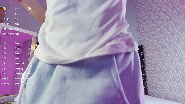 littleebluee online show from March 2, 12:32 pm