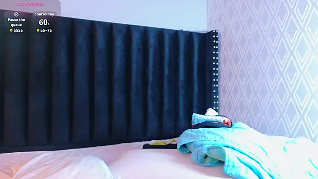 littleebluee online show from February 7, 2:59 am