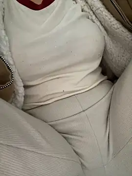 Snapshot of Milk_Mom99 chatting on November 13, 2:32 am Milk Mom99 online show from November 13, 2:32 am