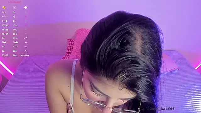 Snapshot of katiepeach_ chatting on February 9, 4:36 am katiepeach online show from February 9, 4:36 am