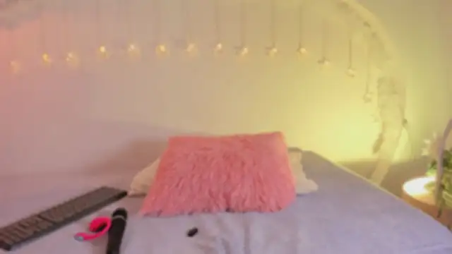 katiepeach  online show from December 16, 11:59 am