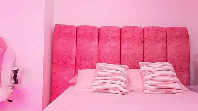 Snapshot of kendal_rossi chatting on November 7, 12:05 pm kendal rossi online show from November 7, 12:05 pm