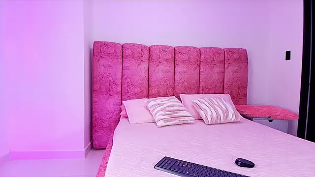 Snapshot of kendal_rossi chatting on November 9, 12:14 pm kendal rossi online show from November 9, 12:14 pm