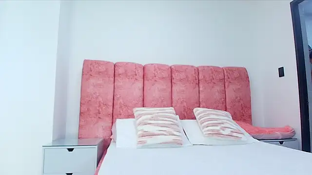 Snapshot of kendal_rossi chatting on November 14, 12:04 pm kendal rossi online show from November 14, 12:04 pm