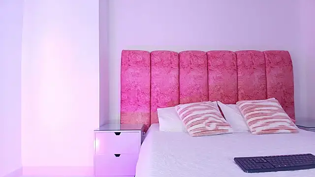 Snapshot of kendal_rossi chatting on December 5, 12:03 pm kendal rossi online show from December 5, 12:03 pm