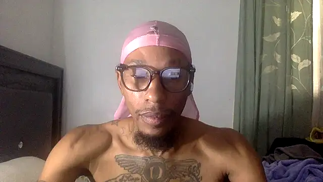 Snapshot of KingDerRico chatting on October 12, 6:18 pm KingDerRico online show from October 12, 6:18 pm
