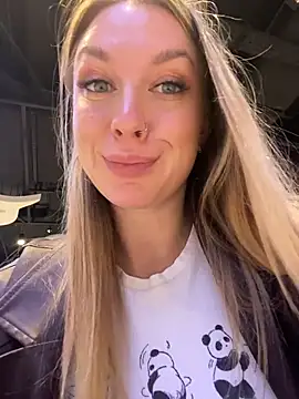 Snapshot of Sweet___Emily chatting on December 5, 11:41 am Sweet Emily online show from December 5, 11:41 am