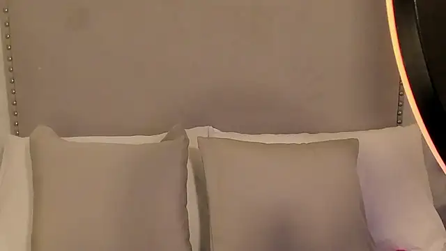 Emily robertss online show from November 10, 3:05 am