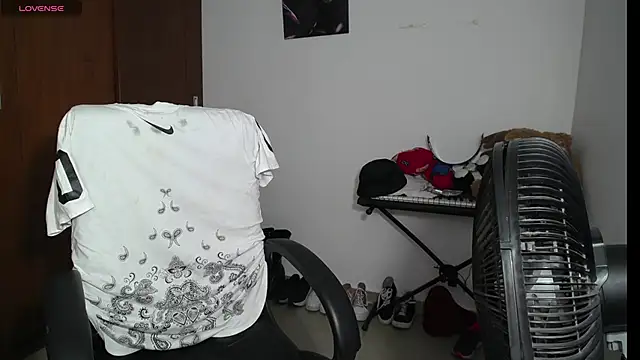 Snapshot of venelope1 chatting on February 27, 2:21 am venelope1 online show from February 27, 2:21 am