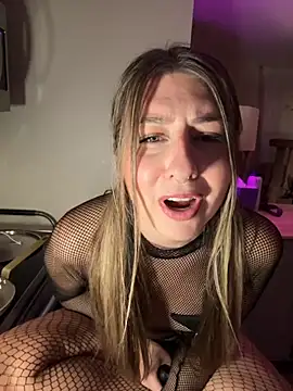 Snapshot of sophielove888 chatting on October 25, 1:24 am sophielove888 online show from October 25, 1:24 am