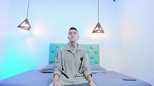 Tinny and Candy online show from December 24, 1:28 pm