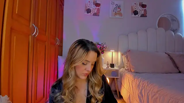 martinaaricci online show from April 4, 7:44 pm