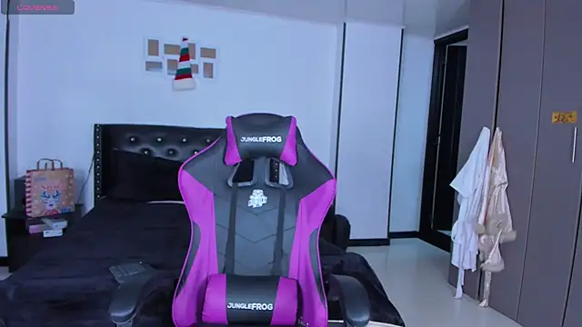 Snapshot of Meghan_As chatting on December 28, 12:56 pm Meghan As online show from December 28, 12:56 pm