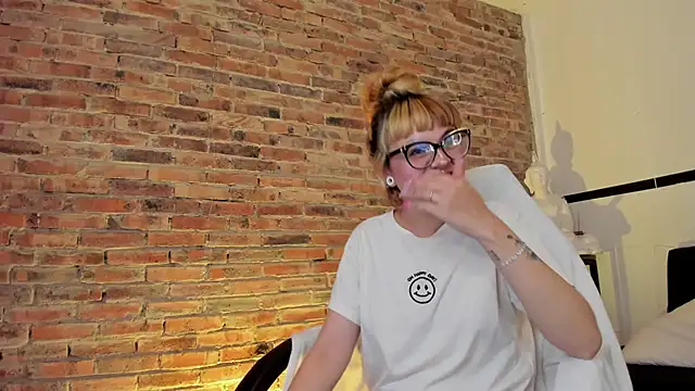 Snapshot of Sweet_Namii chatting on February 15, 3:20 am Sweet Namii online show from February 15, 3:20 am