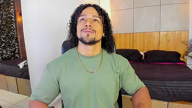 Snapshot of MikeEstevess chatting on March 3, 11:35 pm MikeEstevess online show from March 3, 11:35 pm