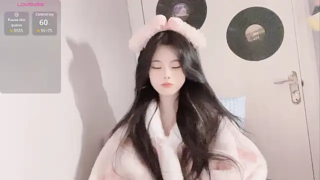 Qedgjwyz1 online show from February 5, 12:10 am