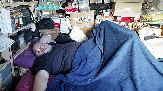 Snapshot of hadeszeuss2 chatting on December 1, 3:39 pm hadeszeuss2 online show from December 1, 3:39 pm