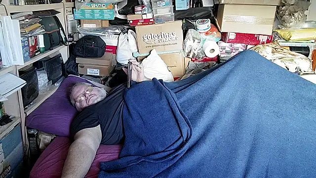 Snapshot of hadeszeuss2 chatting on December 3, 3:21 pm hadeszeuss2 online show from December 3, 3:21 pm