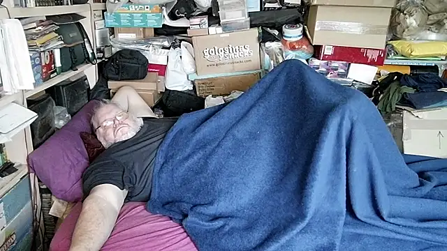 Snapshot of hadeszeuss2 chatting on December 14, 3:39 pm hadeszeuss2 online show from December 14, 3:39 pm