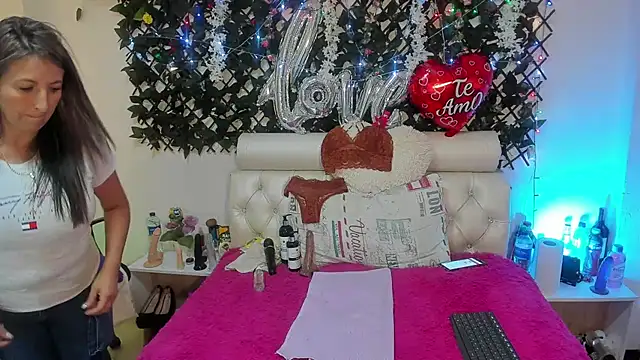 Snapshot of any_mour chatting on March 19, 3:40 pm any mour online show from March 19, 3:40 pm