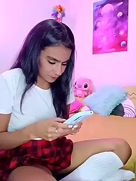 Snapshot of Leslly_ chatting on December 12, 8:32 pm Leslly online show from December 12, 8:32 pm