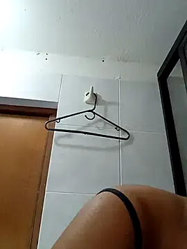 Snapshot of Leslly_ chatting on December 13, 5:32 pm Leslly online show from December 13, 5:32 pm