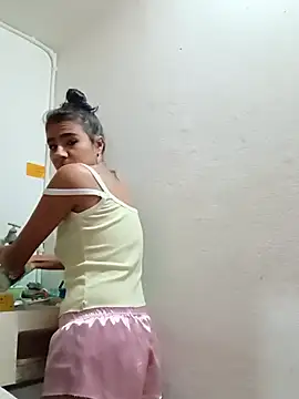 Snapshot of Leslly_ chatting on December 22, 10:17 am Leslly online show from December 22, 10:17 am