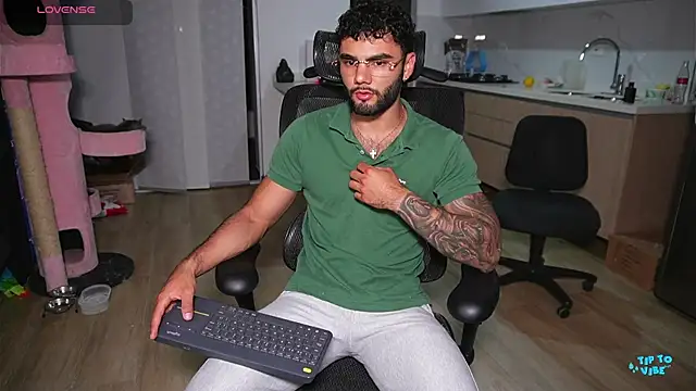 Snapshot of Derek_w chatting on December 19, 11:35 pm Derek w online show from December 19, 11:35 pm