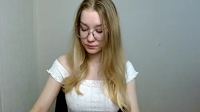 Snapshot of cindi_hot chatting on November 8, 10:26 am cindi hot online show from November 8, 10:26 am