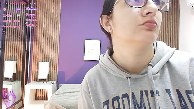 Snapshot of alina_martinelli chatting on February 1, 11:43 am alina martinelli online show from February 1, 11:43 am