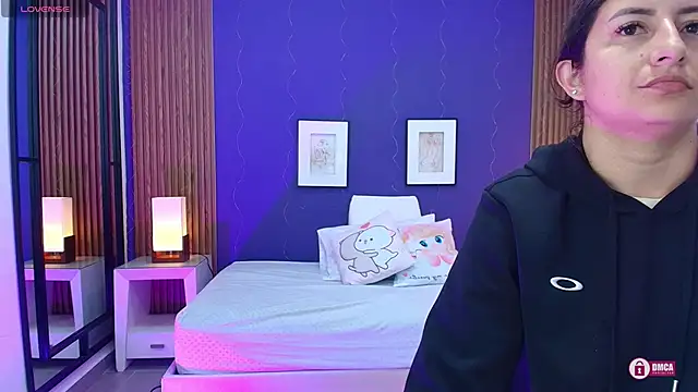 Snapshot of alina_martinelli chatting on October 12, 10:47 am alina martinelli online show from October 12, 10:47 am