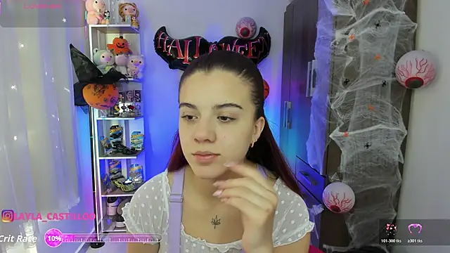 Snapshot of Layla_castilloo chatting on October 22, 1:33 pm Layla castilloo online show from October 22, 1:33 pm