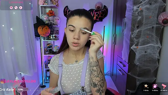 Snapshot of Layla_castilloo chatting on November 3, 2:18 pm Layla castilloo online show from November 3, 2:18 pm