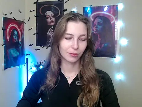 Snapshot of StrangerGi chatting on December 17, 7:14 am StrangerGi online show from December 17, 7:14 am