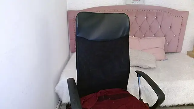 shaneelle online show from February 1, 9:21 am