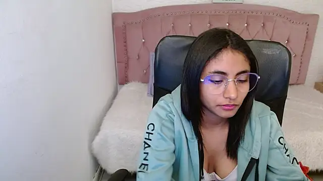 shaneelle online show from February 6, 6:08 am