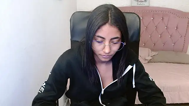 shaneelle online show from February 14, 9:13 am