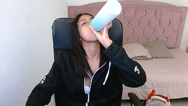 shaneelle online show from February 20, 6:06 am